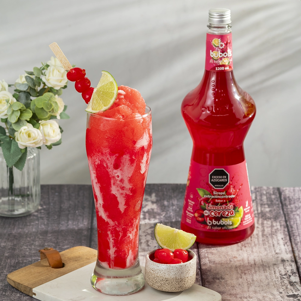 Limonada de cereza preparada junto a la botella de Limonada de Cereza Bubols