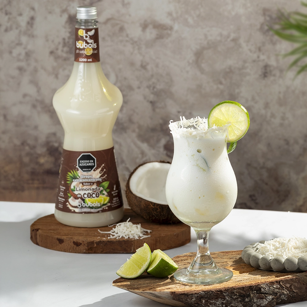 Limonada de coco preparada junto a la botella de Limonada de Coco Bubols